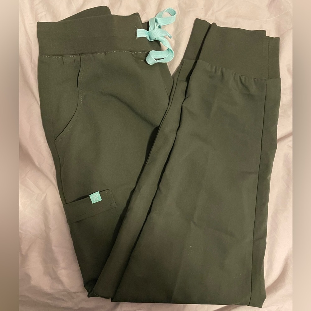 Garde Malade olive scrub jogger